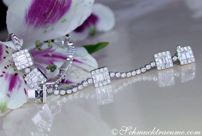 Edles Armband mit Baguette-Diamanten auf Orchidee, Detailaufnahme, Weißgoldverarbeitung