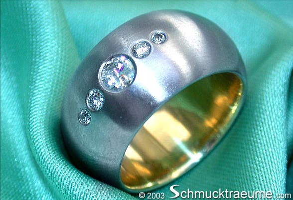 Breiter Bandring mit Diamanten im Sternenhimmel-Design aus Weißgold & Gelbgold 750