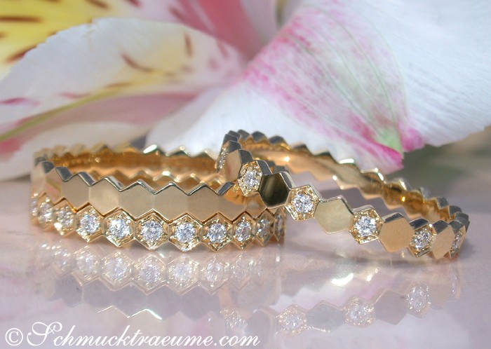 Goldene Diamantringe mit Hexagon-Design auf glänzender Oberfläche