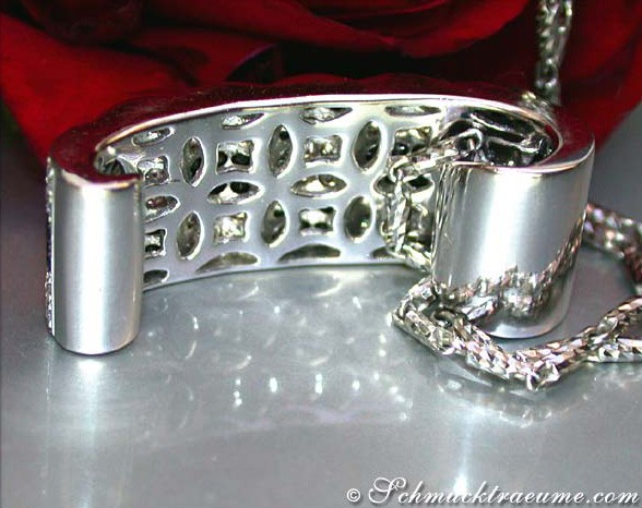 Silberner Anhänger mit Diamantenschachbrett auf Kette, Detailaufnahme