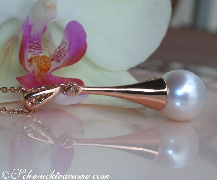 Südseeperlen-Anhänger in Roségold mit Brillanten, elegant auf Orchideenblüte präsentiert.