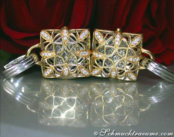 Goldene Ohrgehänge mit Princess-Diamanten, detailreich gestaltet