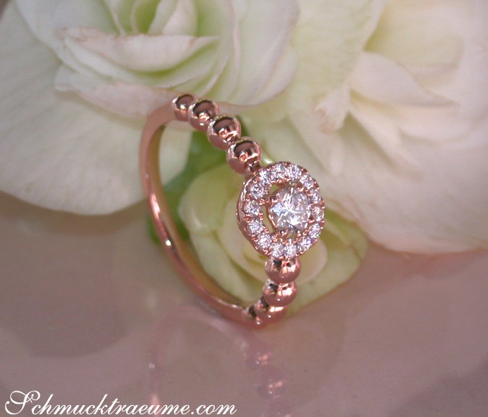 Kugel-Brillanten-Ring im Roségold, Detailaufnahme mit funkelndem Diamant