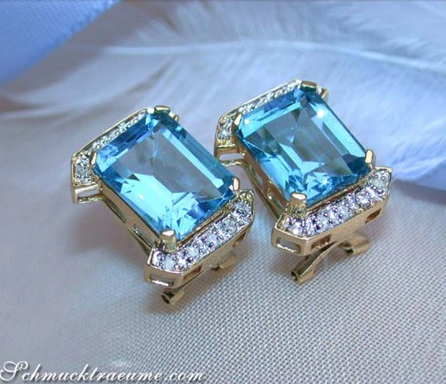 Gelbgold 585 Ohrstecker mit blauen Blautopas und Diamanten, Perspektive von oben Gelbgold 585 Ohrstecker mit blauen Blautopas und Diamanten, Perspektive von oben