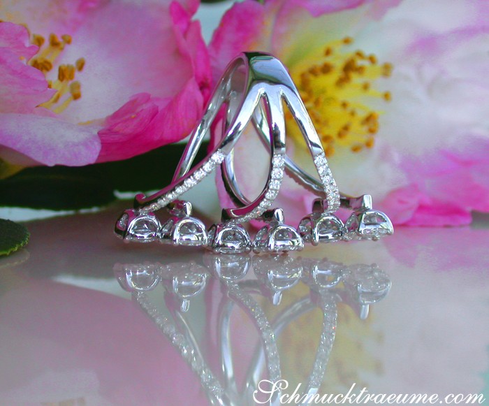 Weißgoldring mit Marquise-Diamanten, detailreich, elegant, auf glänzender Oberfläche.