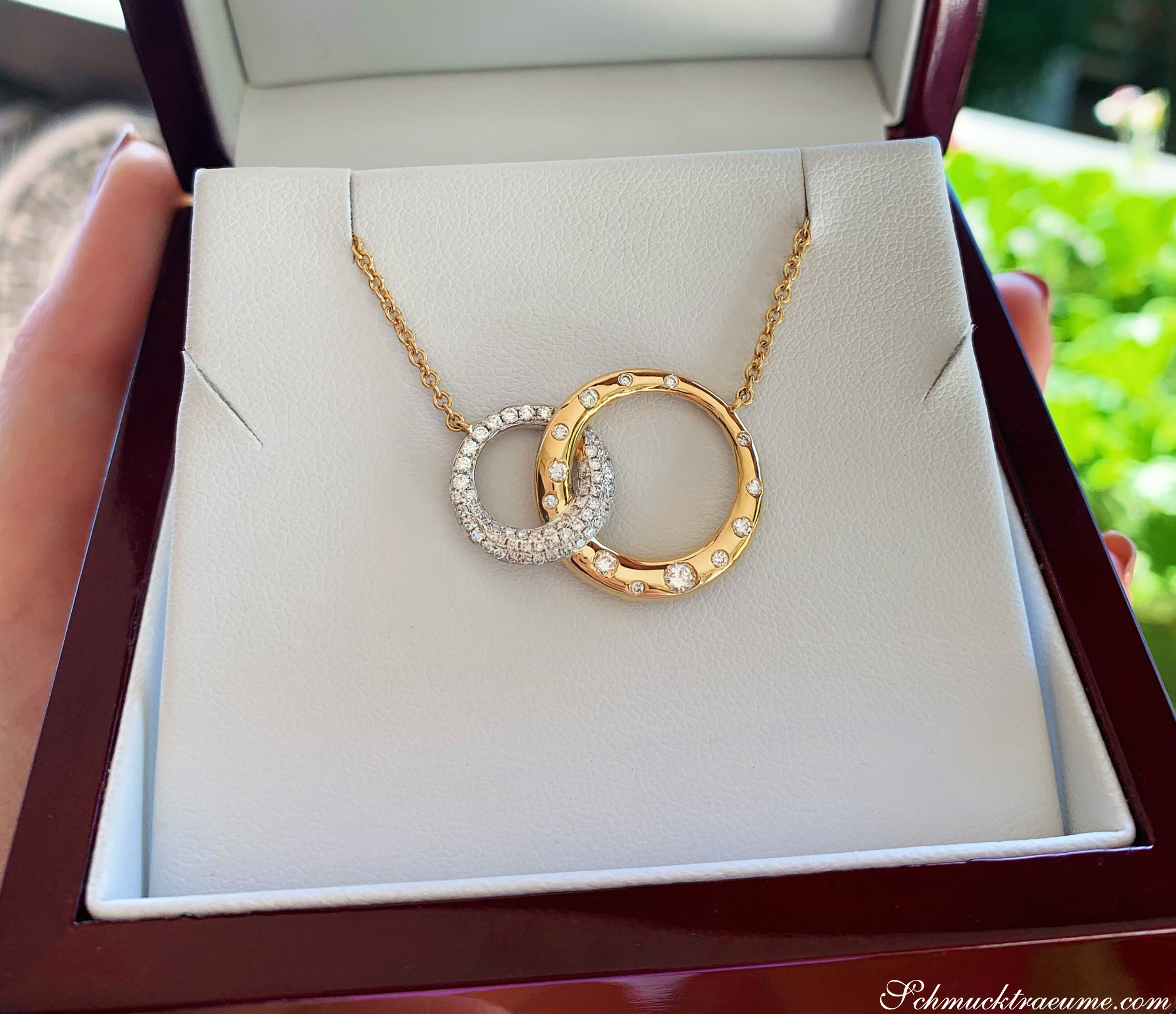 Goldene Kreise mit Diamanten in Gelbgold, detailreich in Box, elegant und luxuriös