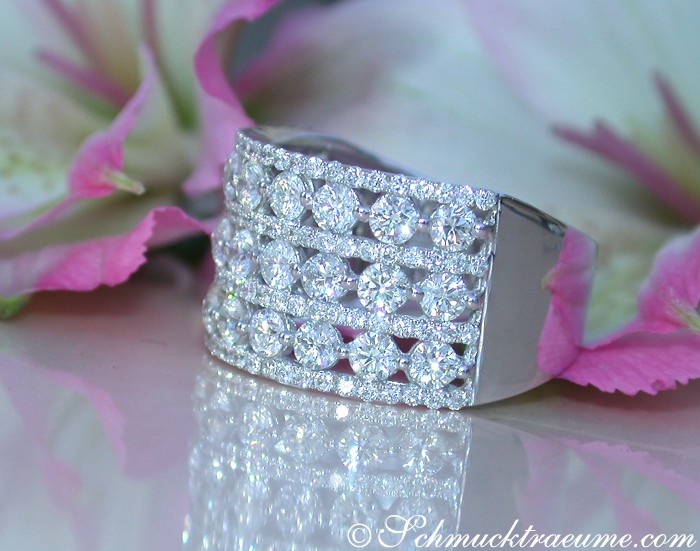 Detailansicht des eleganten Diamanten Bandrings mit feiner Fassung