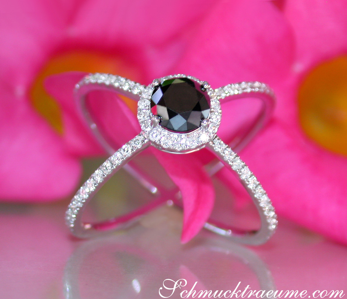 Schwarzer Diamant Solitär-Ring mit Diamantbesatz, modernes Design, weißgold, Detailaufnahme