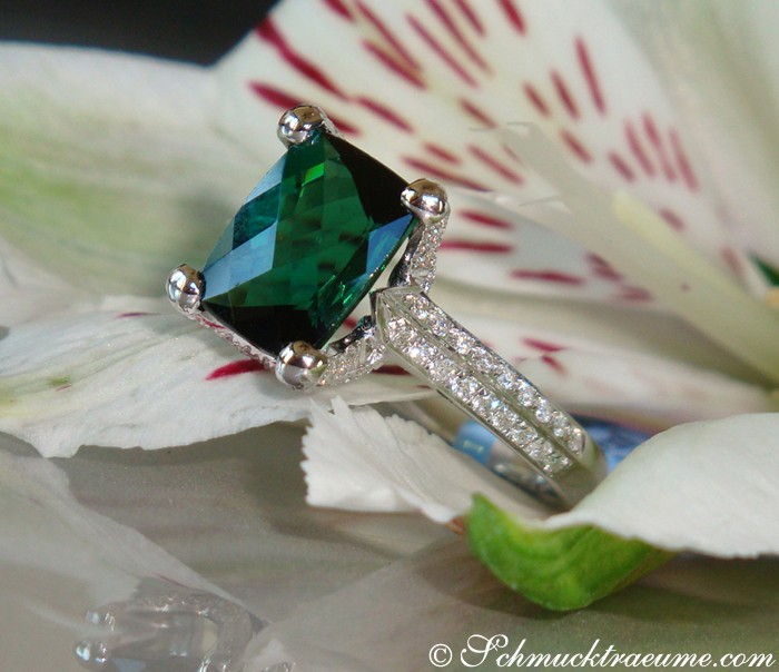 Turmalin Brillanten Ring in Weißgold, 3.100 Karat, auf Blüte präsentiert