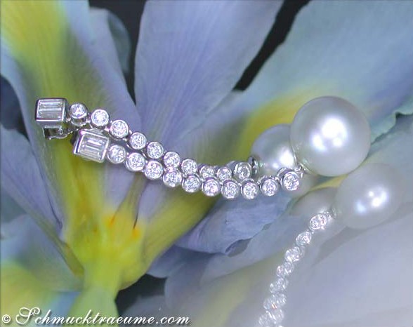 Perlenohrringe aus Weißgold mit Brillanten, detailreich, auf Blume platziert