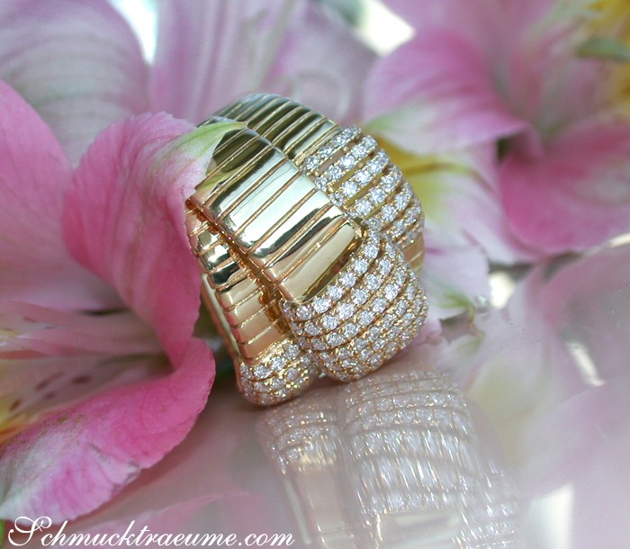 Gelbgoldring mit Diamanten auf Blüte, detailreich, elegant, luxuriös