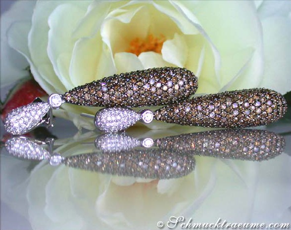 Prächtige Ohrringe mit braunen und weißen Diamanten, detailreich, elegant, auf Spiegelreflexion präsentiert