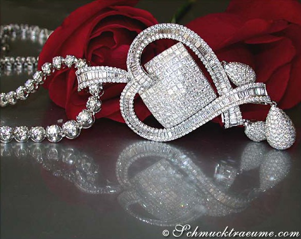 Diamant-Herz-Anhänger mit Strasssteinen auf silberner Kette, vor roter Rose.