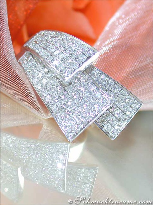 Diamantfassung in Fächerdesign auf silberner Schleife