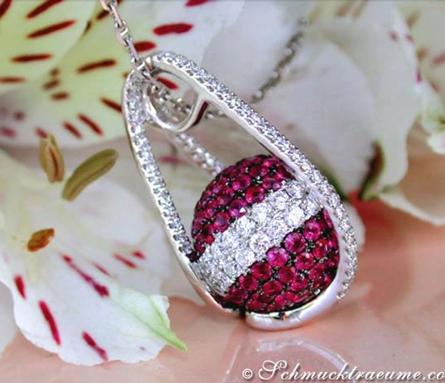 Silberne Halskette mit Rubin und Diamanten, Detailaufnahme Silberne Halskette mit Rubin und Diamanten, Detailaufnahme