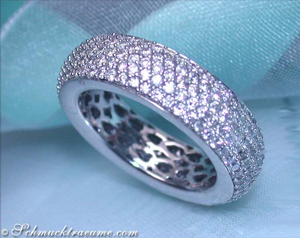 Detailansicht des Diamantpavé-Rings mit 2.820 Karat in Weißgold 750