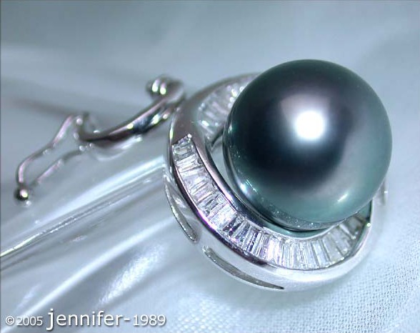 Silberner Tahitiperlen-Anhänger mit Trapez-Diamanten, Detailaufnahme, elegant zurückhaltend