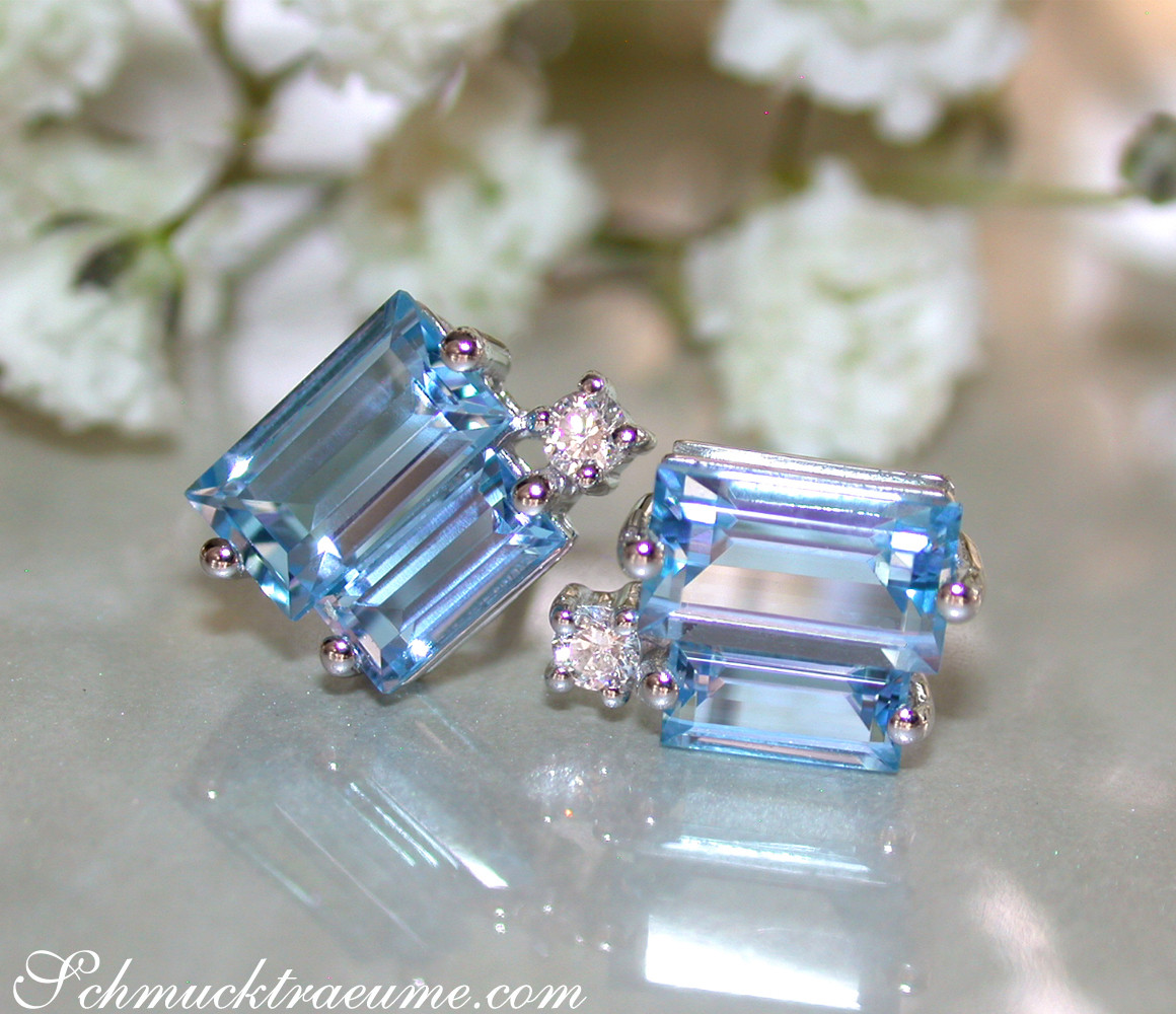 Blautopas Baguette Ohrstecker mit Diamanten, detailreich, elegant, weißgold, Blütenhintergrund.