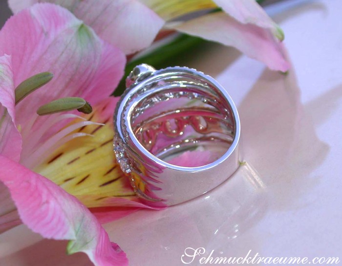 Mehrreihiger Brillant-Ring in Weißgold und Roségold 750, detailreich, elegant auf Blüte präsentiert