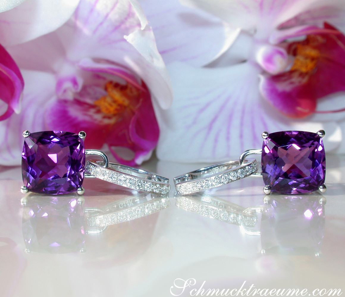 Violette Amethyst-Kissen-Ohrstecker mit Diamanten auf weißem Hintergrund