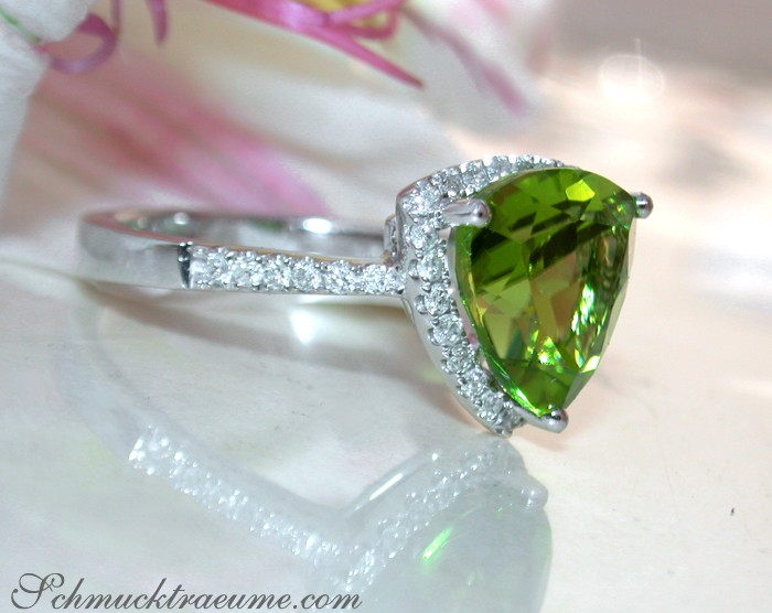 Peridot-Ring in Weißgold mit funkelnden Brillanten