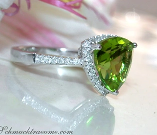 Peridot-Ring in Weißgold mit funkelnden Brillanten