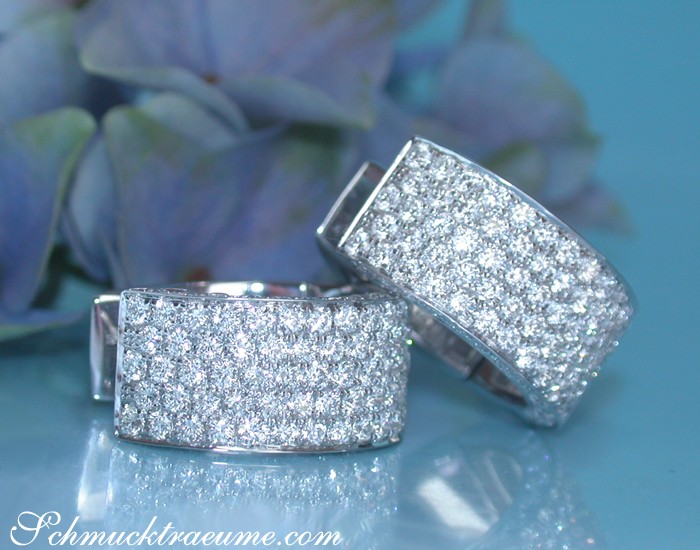 Weiße Diamantohrringe in Weißgold 750, detailreich, elegant, blühender Hintergrund.