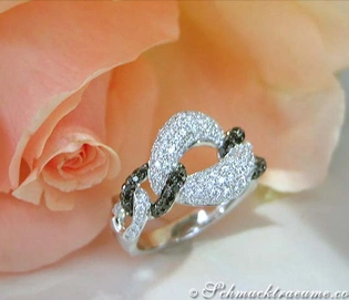 Diamantring mit schwarzen und weißen Diamanten, Gliederdesign, auf rosa Rose platziert