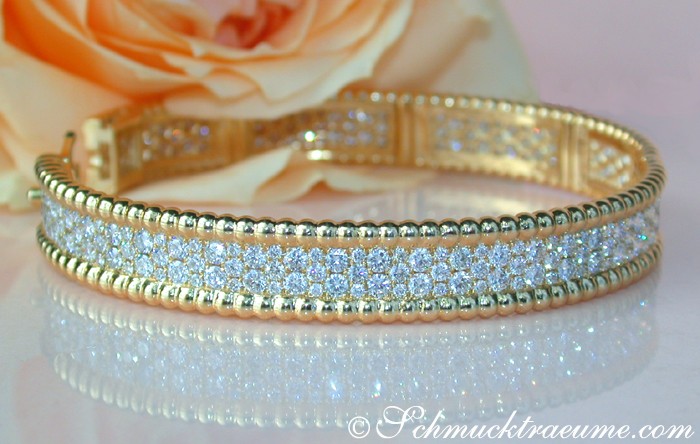 Goldener Brillanten-Armreif mit Diamanten auf Spindelpunkten, detailreich, elegant.
