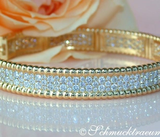 Goldener Brillanten-Armreif mit Diamanten auf Spindelpunkten, detailreich, elegant.