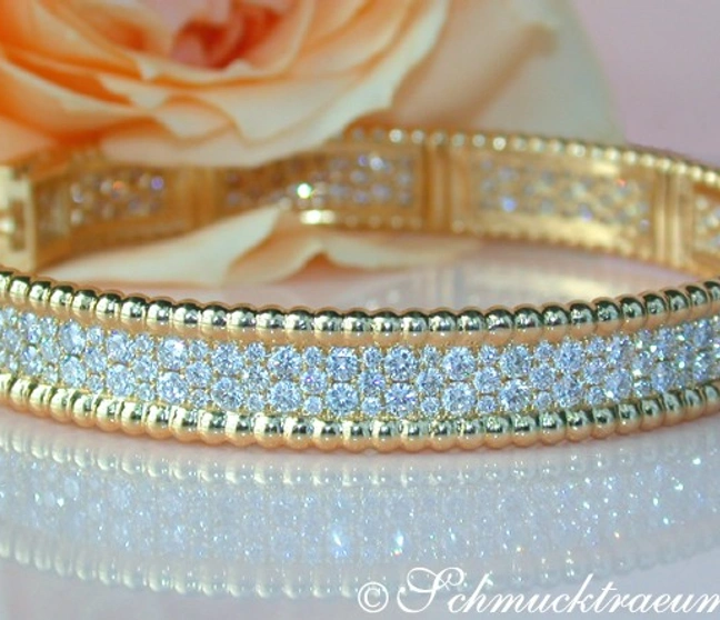 Goldener Brillanten-Armreif mit Diamanten auf Spindelpunkten, detailreich, elegant. Goldener Brillanten-Armreif mit Diamanten auf Spindelpunkten, detailreich, elegant.