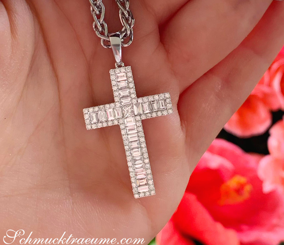 Klassischer Diamantkreuzanhänger mit Baguette-Diamanten auf Händen getragen