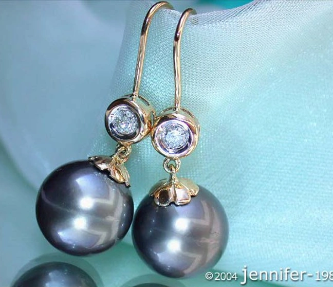 Gelbgold-Ohrhänger mit Tahitiperlen und Brillanten, detailreich, elegant, dezent, Modellgetragen. Gelbgold-Ohrhänger mit Tahitiperlen und Brillanten, detailreich, elegant, dezent, Modellgetragen.