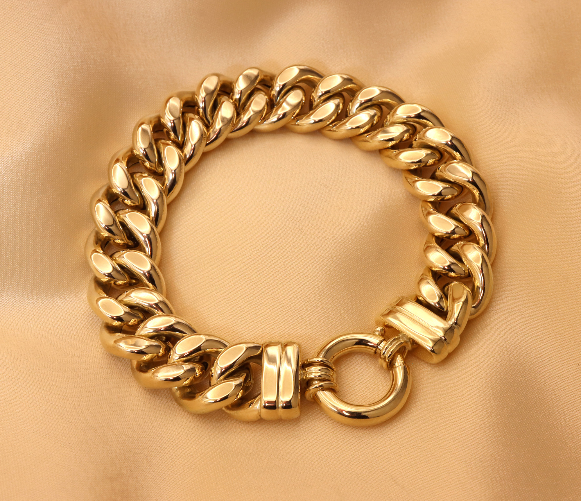 Gold Panzer Armband mit 15 mm breiten Gliedern auf samtigem Hintergrund