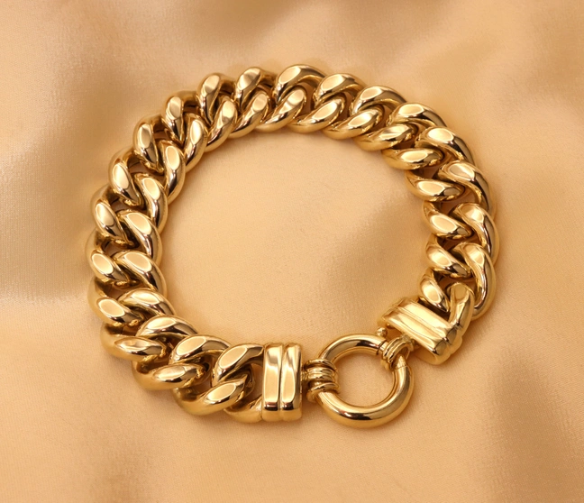 Gold Panzer Armband mit 15 mm breiten Gliedern auf samtigem Hintergrund Gold Panzer Armband mit 15 mm breiten Gliedern auf samtigem Hintergrund