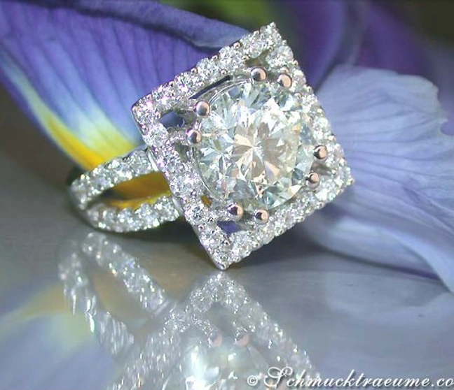 Detail des exquisiten Diamant-Solitär-Rings in Weißgold 750, umgeben von Diamanten Detail des exquisiten Diamant-Solitär-Rings in Weißgold 750, umgeben von Diamanten