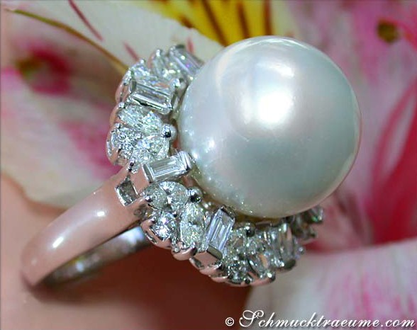 Detailansicht eines prächtigen Südseeperlenrings mit Baguette- und Brillanten.