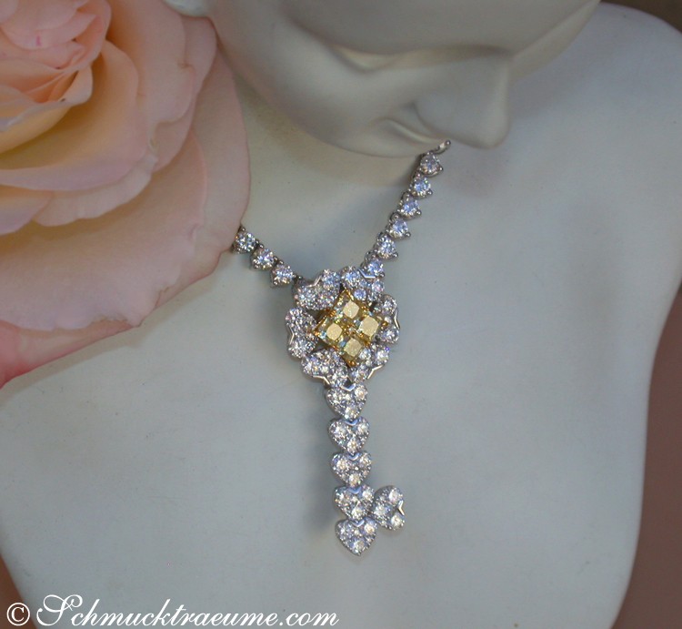 Weißgold Schlüsselanhänger mit gelben Diamanten und Brillanten auf Puppenhals.