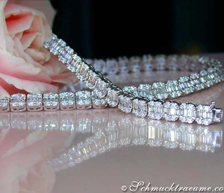 Weißgold-Collier mit Brillanten & Baguette-Diamanten, detailreich, geschmeidig, 14.50 ct.