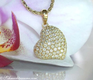 Goldener Herz-Anhänger mit Diamanten auf Orchideenblüte