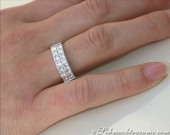 Weißgold-Princess-Diamanten-Bandring auf Handfinger, Detailaufnahme