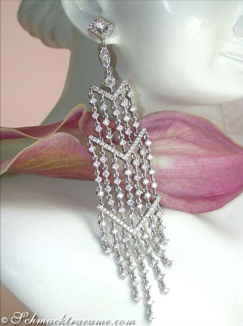 Extra lange Brillanten-Ohrgehänge in Weißgold, detailreich mit Diamanten, elegant und luxuriös.