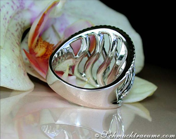 Schwarz-Weiß-Diamant-Ring im Wellendesign auf Orchidee