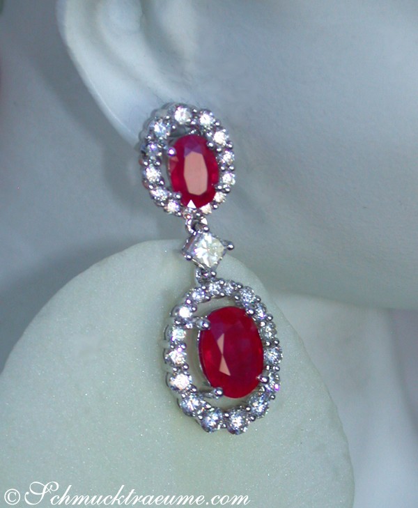 Ohrhänger mit ovalen Burma-Rubin und Diamanten, weißgold 750, Detailansicht