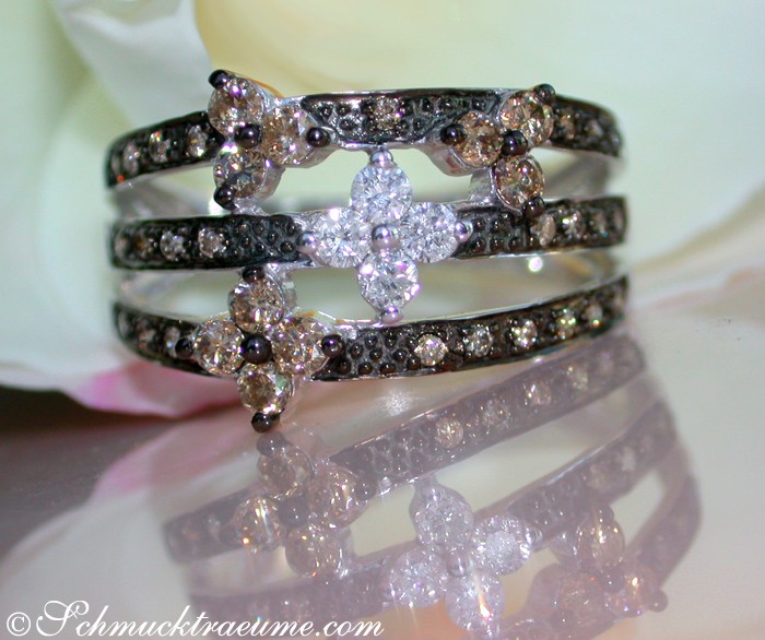 Edler Blütenring mit naturbraunen und weißen Diamanten in Weißgold