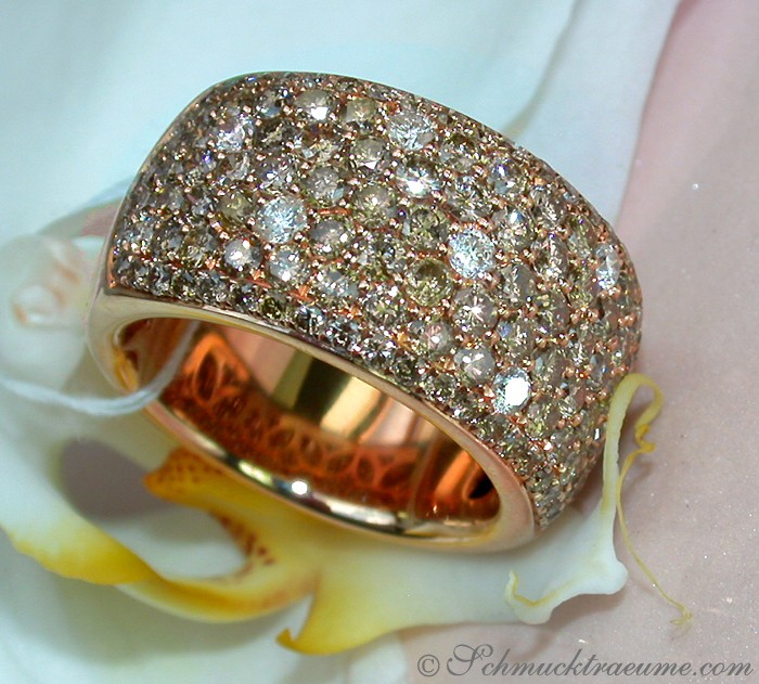 Opulenter Ring mit naturbraunen Brillanten auf Orchideenblüte