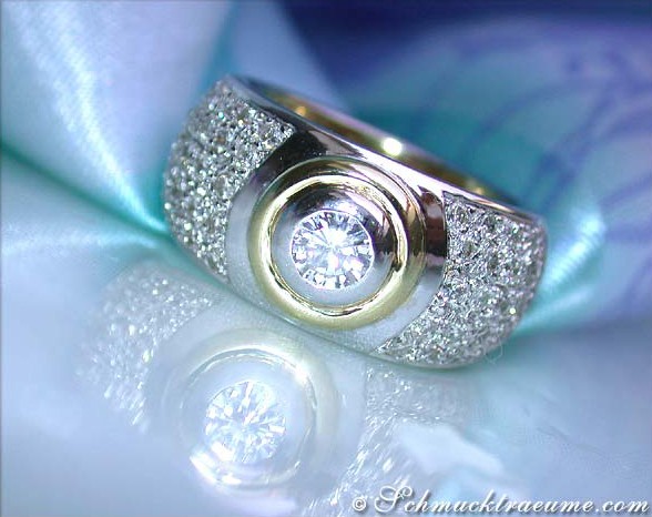 Stattlicher Brillant Solitär Ring in Weißgold & Gelbgold 750, Detailaufnahme