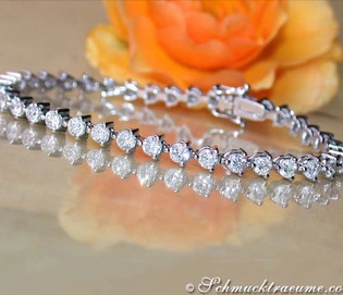 Weißgold 750 Armband mit Diamanten, Rosenhintergrund, Detailaufnahme