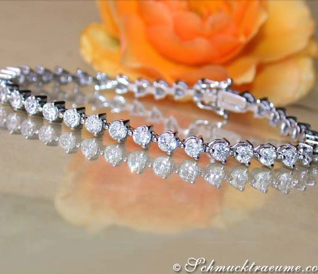 Weißgold 750 Armband mit Diamanten, Rosenhintergrund, Detailaufnahme Weißgold 750 Armband mit Diamanten, Rosenhintergrund, Detailaufnahme