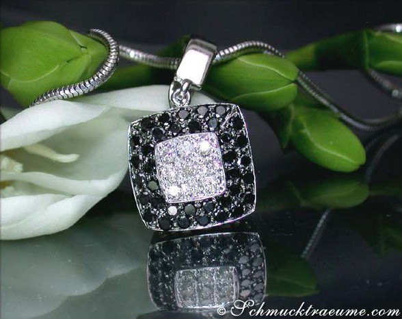 Schlichter Carré-Anhänger mit schwarzen und weißen Diamanten, Detailaufnahme, elegant, Weißgold 585